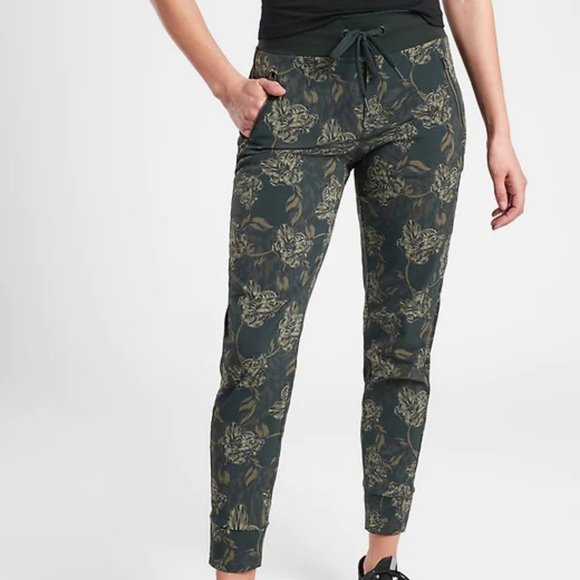 Athleta Pants - Athleta Trekkie North Printed Jogger size 26